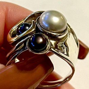 Ladies 14k Yellow Gold & Sterling Silver .925 Ring w/ 1 White & 2 Black Pearls